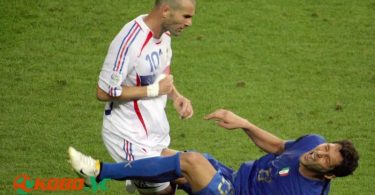 Zidane húc đầu Materazzi
